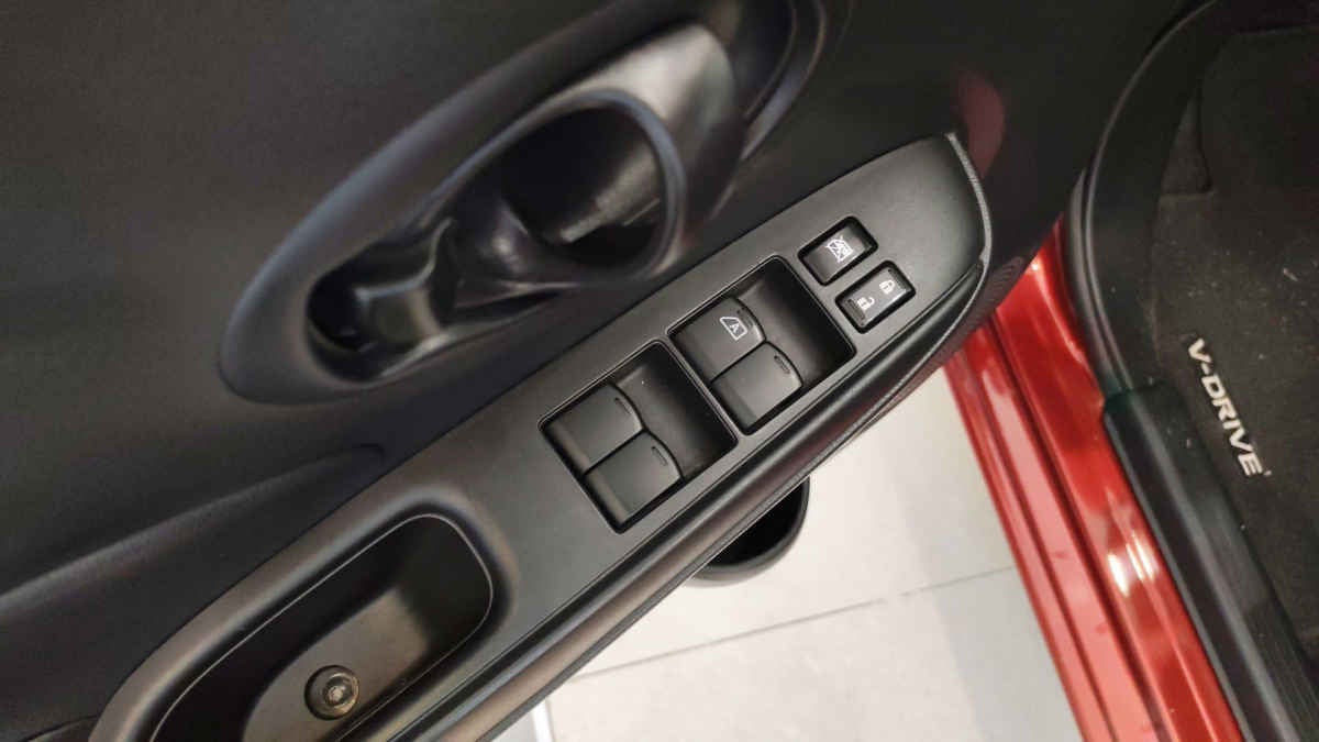 2024 Nissan V-Drive 4p L4/1.6 Man Audio