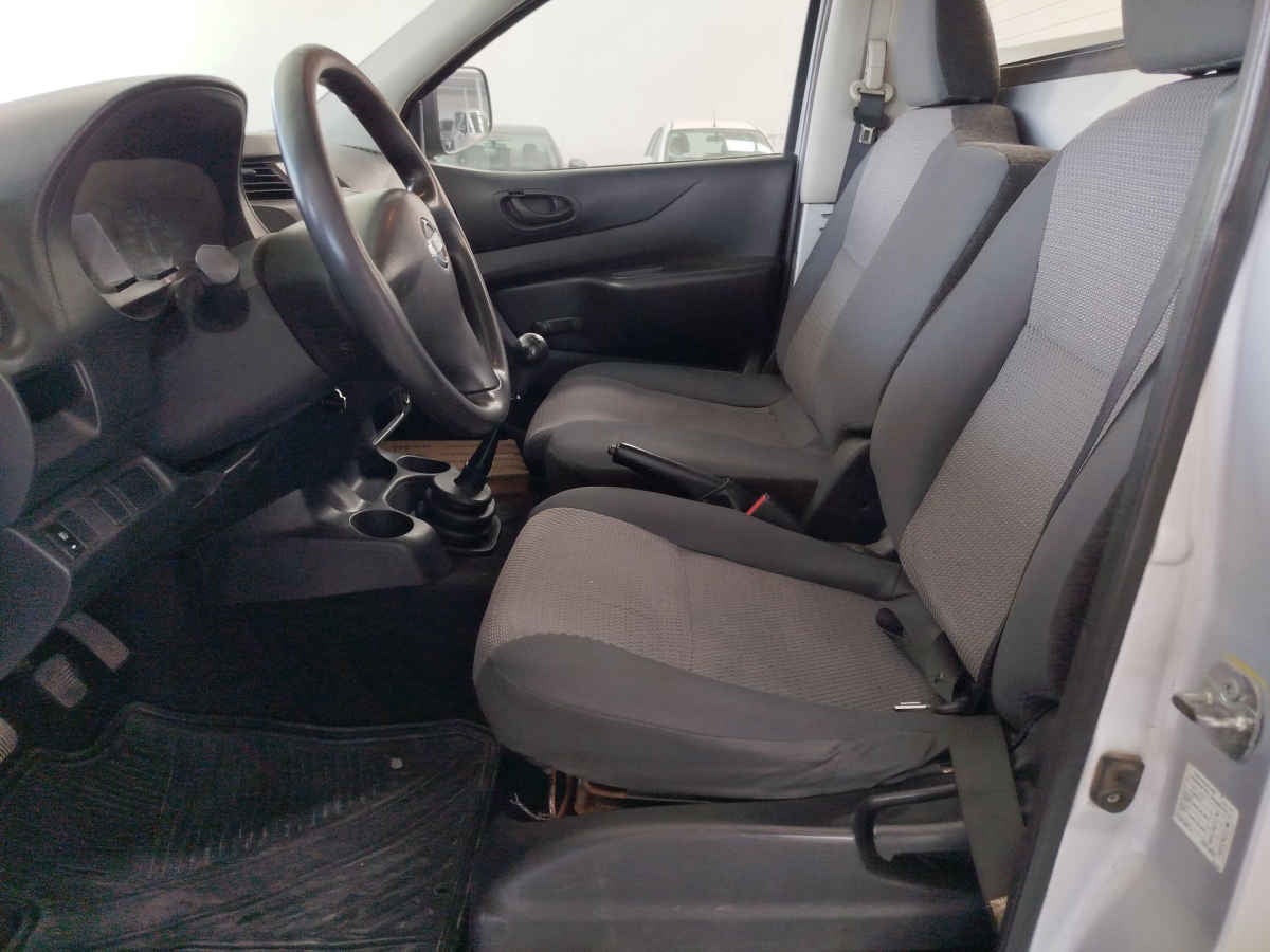 2018 Nissan Chasis Cabina NP300 2p L4/2.4 Man A/C
