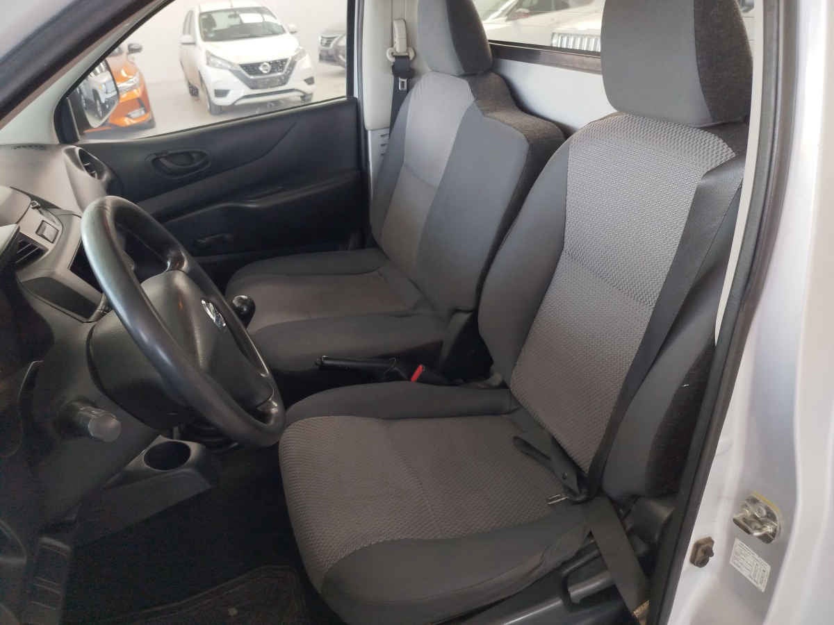 2018 Nissan Chasis Cabina NP300 2p L4/2.4 Man A/C