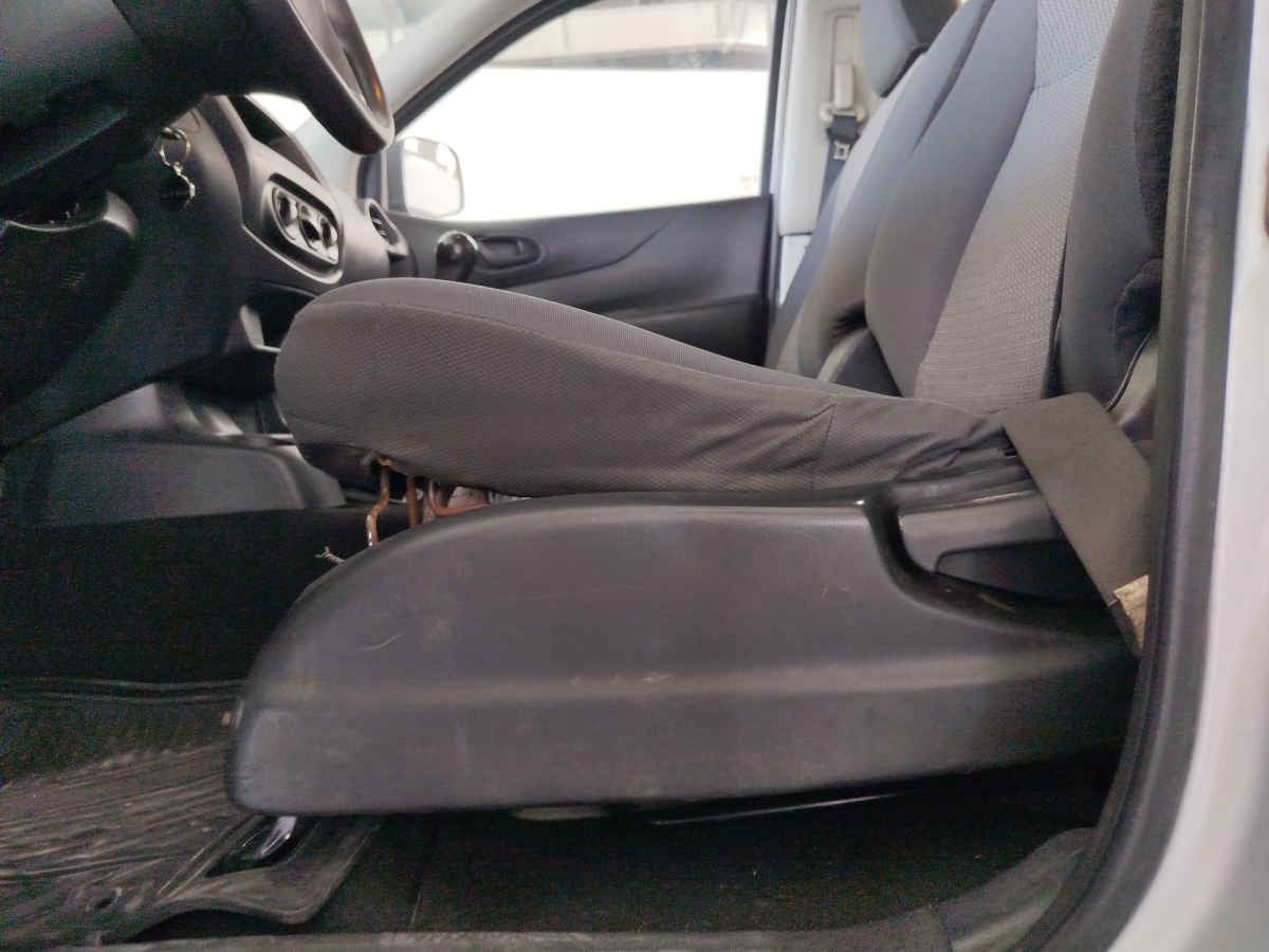 2018 Nissan Chasis Cabina NP300 2p L4/2.4 Man A/C