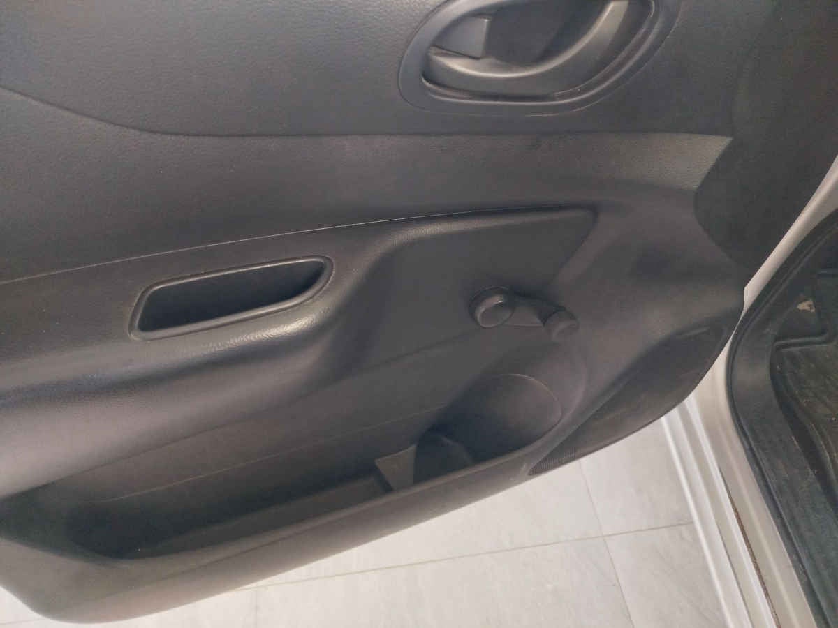 2018 Nissan Chasis Cabina NP300 2p L4/2.4 Man A/C