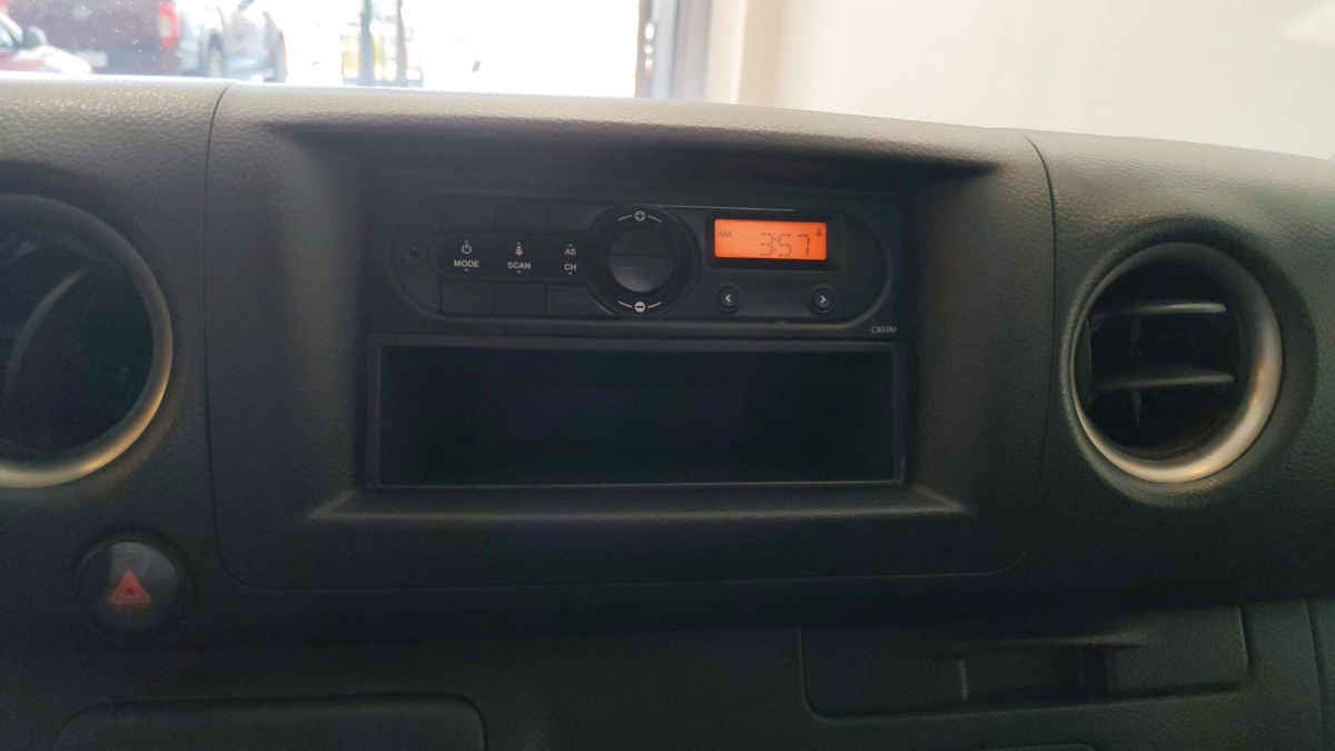 2024 Nissan Urvan 4p Amplia L4/2.5 Man Ventanas