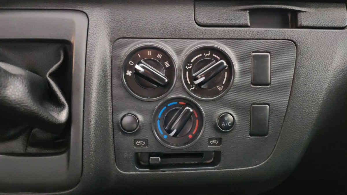 2024 Nissan Urvan 4p Amplia L4/2.5 Man Ventanas